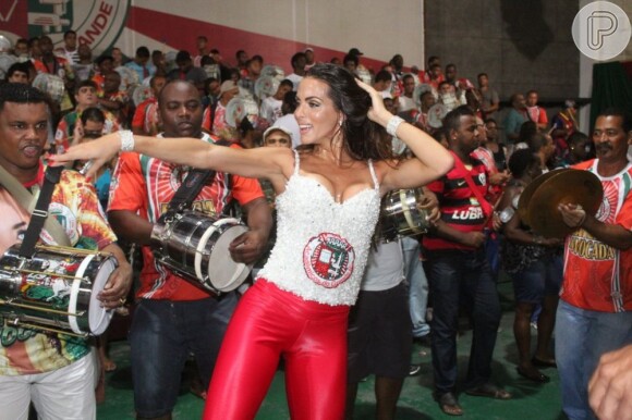 Carla Prata usa calça em ensaio da Grande Rio, em Duque de Caxias, em 22 de janeiro de 2013