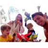Danielle Winits celebra a Páscoa com o namorado, Amaury Nunes, e com os filhos Noah e Guy (20 de abril de 2014)