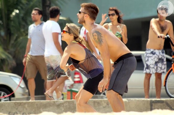 20 de abril de 2014 - Fernanda Lima e Rodrigo Hilbert jogam vôlei juntos no Rio