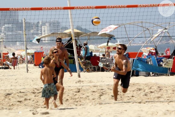 20 de abril de 2014 - Fernanda Lima e Rodrigo Hilbert jogam vôlei no Rio