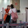 Maria Casadevall e Bárbara Paz se encontraram no aeroporto de Congonhas, São Paulo, nesta segunda-feira, 21 de abril de 2014