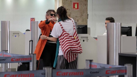Maria Casadevall encontra Bárbara Paz em aeroporto