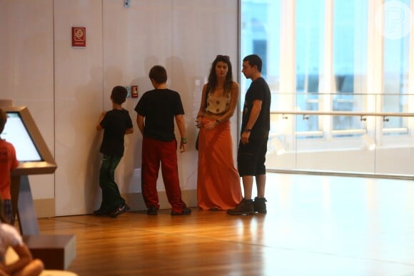 Isabelli Fontana passeia com o namorado, o cantor Di Ferrero, e filhos, no shopping Village Mall, na Barra da Tijuca, Rio de Janeiro