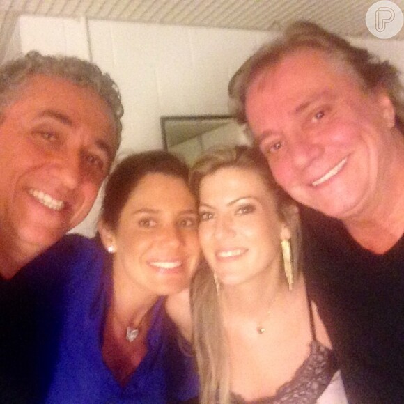 O casal posou para fato ao lado de Ivete Sangalo e o assessor do cantor, Celso Giunti nos bastidores do reality show 'Superstar', onde Fábio é jurado