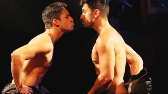 Rainer Cadete troca beijos com Julio Rocha em peça: 'Nosso romance é fofo!'