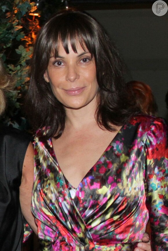 Carolina Ferraz roubou a cena com o novo visual - com franjinha - no lançamento da coleção masculina da marca Carolina Herrera, em agosto de 2012