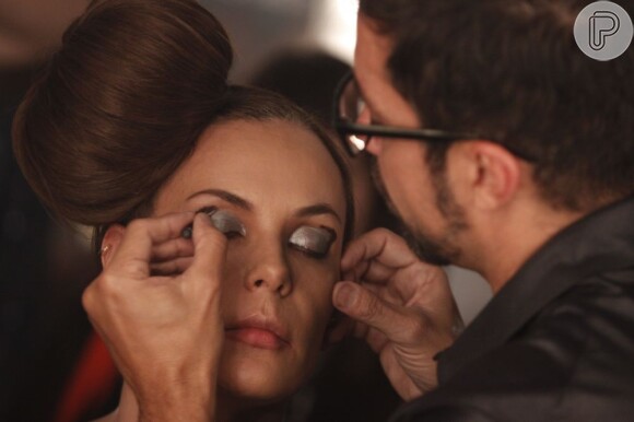 Fernando Torquatto assinou a maquiagem de Carolina Ferraz para o desfile do O Boticário na São Paulo Fashion Week, em janeiro de 2012