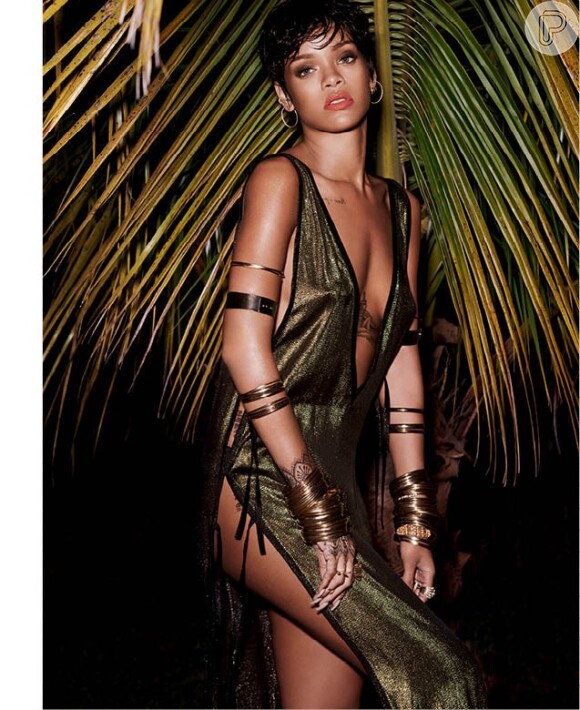 Na primeira Rihanna aparece bem sexy usando um vestido verde com muitas pulseiras e braceletes completando o visual