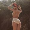 O ensaio fotográfico foi inspirado em uma Carmem Miranda moderna e Rihanna faz topless em algumas fotos