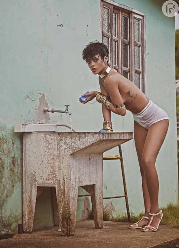 A segunda capa foca no rosto de Rihanna que está molhada e aparentemente sem blusa