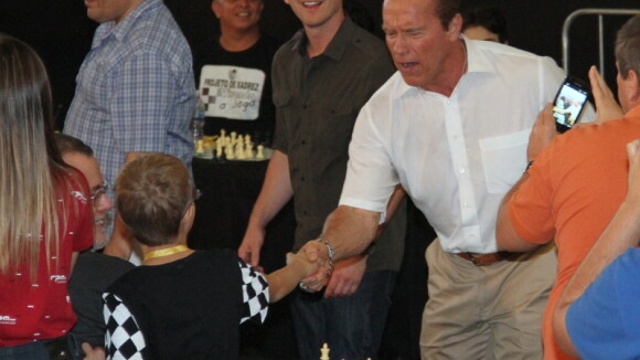 Arnold Schwarzenegger mostra simpatia ao lado de fãs em evento no Rio de Janeiro