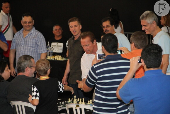 Arnold Schwarzenegger participa do 'Arnold Classic Brasil', no Riocentro, Rio de Janeiro, e posa simpático com fãs