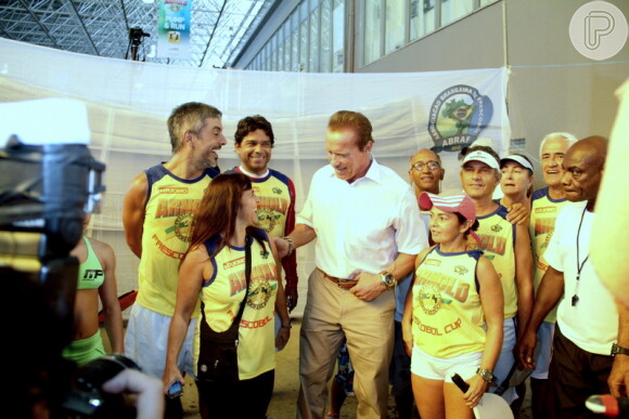 Arnold Schwarzenegger participa do 'Arnold Classic Brasil', no Riocentro, Rio de Janeiro, e posa simpático com fãs