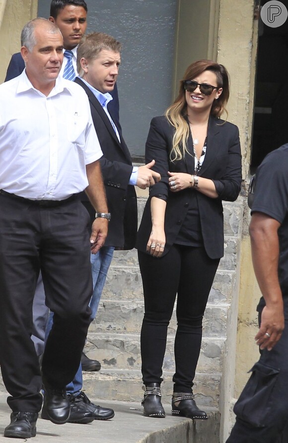 Demi Lovato sai do hotel para atender fãs