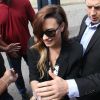 Demi Lovato atende fãs na porta do hotel Sheraton, em São Conrado, na Zona Sul do Rio de Janeiro, onde está hospedada, em 28 de abril de 2014