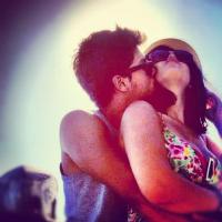 Giovanna Lancellotti ganha beijo de Arthur Aguiar e posta foto