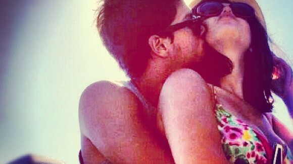 Giovanna Lancellotti ganha beijo de Arthur Aguiar e posta foto