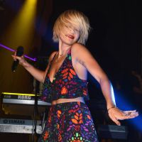 Rita Ora usa look da grife brasileira Osklen em show privado, em Nova York