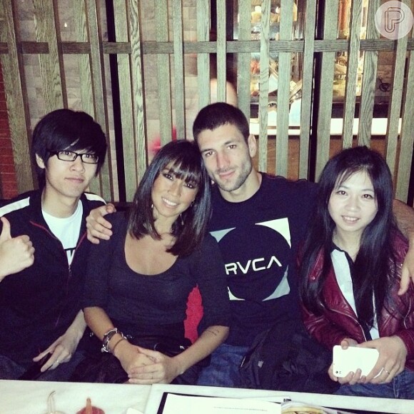 Daniele Suzuki e o namorado, Saulo Assis, jantam com amigos na China