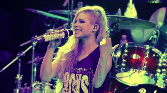 Avril Lavigne faz gesto obsceno e canta hits em show no Rio de Janeiro