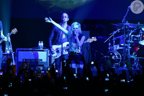 Assim como em São Paulo, Avril Lavigne também usou cinta-liga no show do Rio