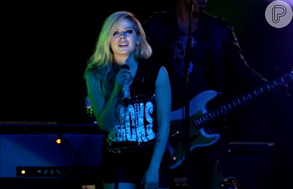 Avril Lavigne se emocionou com o carinho dos fãs cariocas