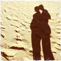 Mavino Salvador curte dia de sol com a namorada, grávida de 3 meses