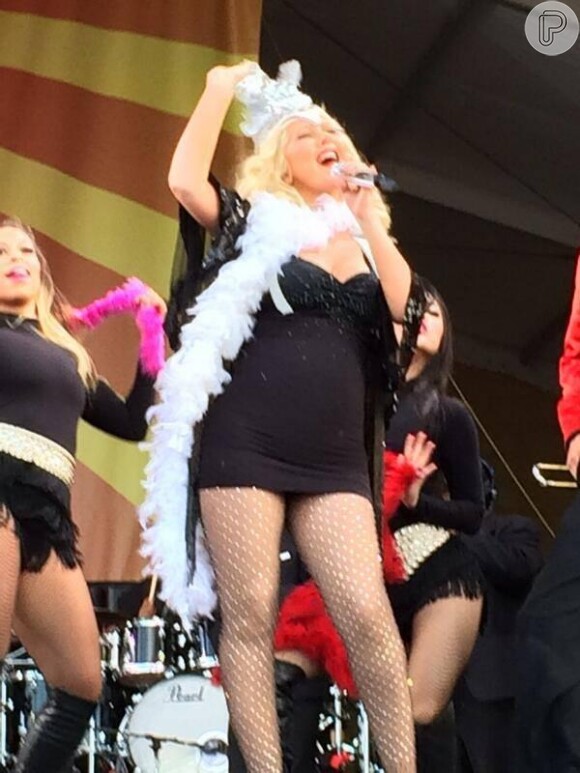 Christina Aguilera se apresentou com vestido justo e deixou as curvas à mostra