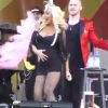 Bailarinos descobrem barriga de Christina Aguilera durante show