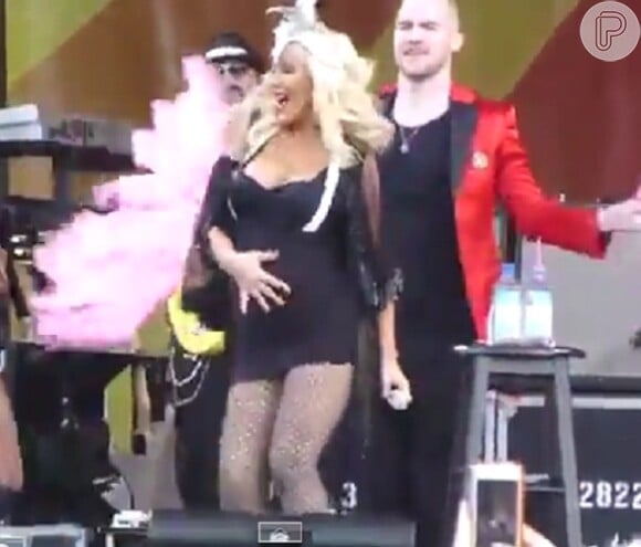 Bailarinos descobrem barriga de Christina Aguilera durante show