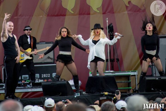 Christina Aguilera usou uma camisa branca no começo da apresentação