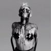 Miley Cyrus se suja de graxa em novo clipe da Bangerz Tour