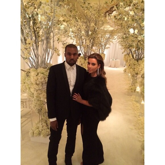 Kim Kardashian e Kanye West assinaram os papéis e estão casados no civil, em 5 de maio de 2014
