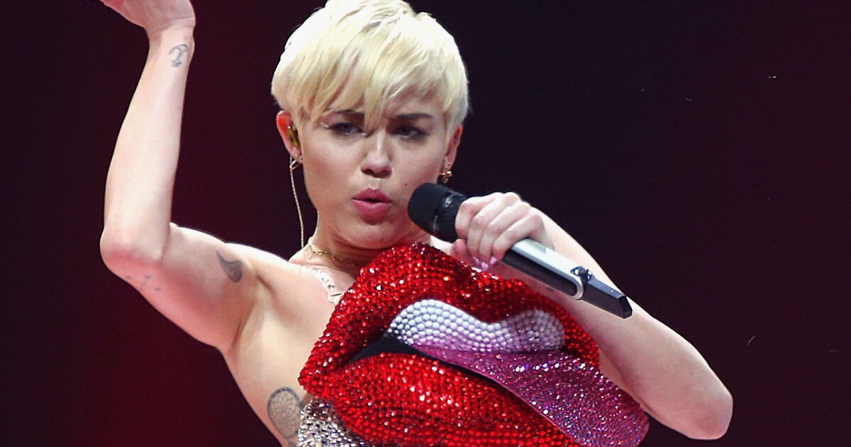 Miley Cyrus Sensualiza Em 1º Show Da Bangerz Tour Após Se Recuperar De Alergia Purepeople