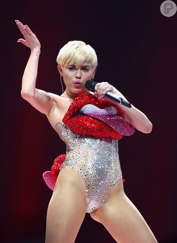 Miley Cyrus faz seu primeiro show da Bangerz Tour em Londres, na Inglaterra, depois de se recuperar de uma forte reação alérgica a antibióticos, em 6 de maio de 2014