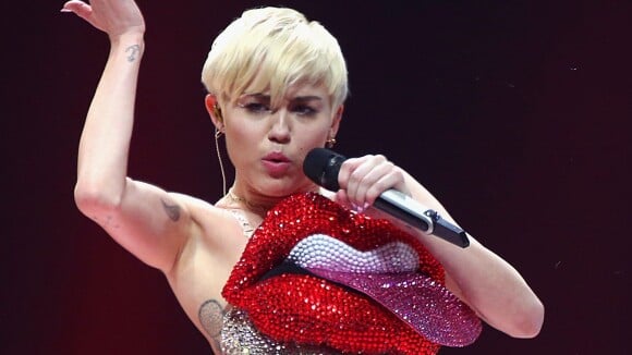 Miley Cyrus sensualiza em 1º show da Bangerz Tour após se recuperar de alergia