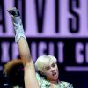 Miley Cyrus faz seu primeiro show da Bangerz Tour em Londres, na Inglaterra, depois de se recuperar de uma forte reação alérgica a antibióticos