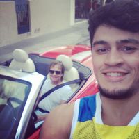 Lutador do TUF faz selfie com Roberto Carlos:'Encontrei titio passando pela rua'