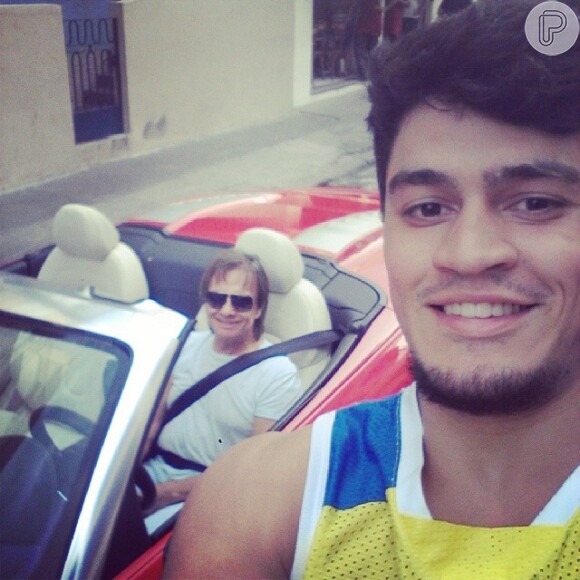 Lutador do TUF faz selfie com Roberto Carlos ao fundo: 'Encontrei titio passando pela rua'