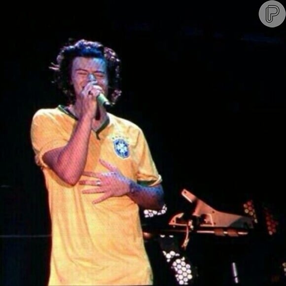 Harry Styles veste a camisa do Brasil em show do One Direction