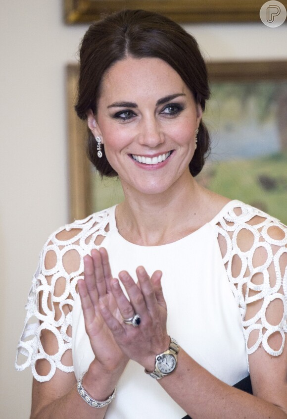Anel de noivado de Kate Middleton foi avaliado em 300 mil libras, ou seja, mais de 1 milhão de reais