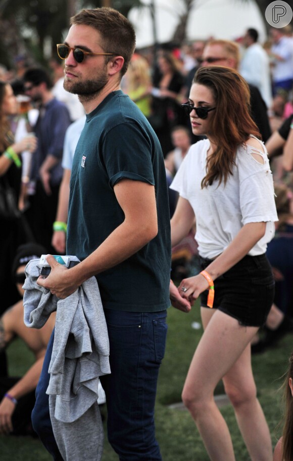 Robert Pattinson está vivendo um relacionamento aberto com Kristen Stewart