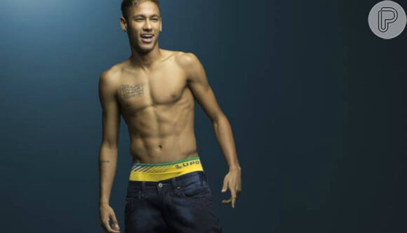 Neymar pode não ser um exemplo de beleza perfeita, mas o camisa 10 da Seleção Brasileira e arranca suspiros e merece respeito. Afinal, ele é um verdadeiro craque e tem um corpo interessante, não?