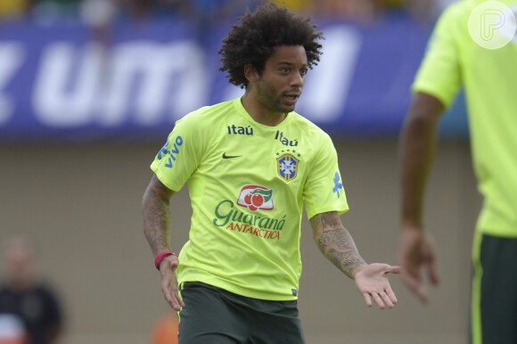 Marcelo Vieira, da Seleção Brasileira, atrai as atenções das torcida feminina com seus braços tatuados e cabelo estiloso