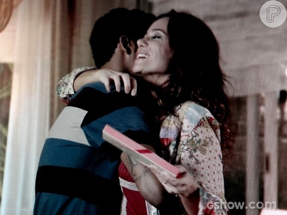 Jairo (Marcelo Mello Jr.) surpreende Juliana (Vanessa Gerbelki), ao dar uma caixa de bombom para ela na novela 'Em Família'