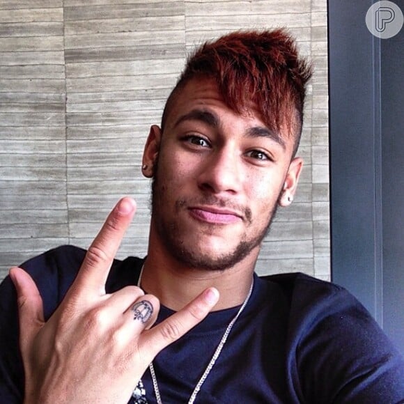 Neymar se apresentou ao Barcelona com o cabelo ruivo