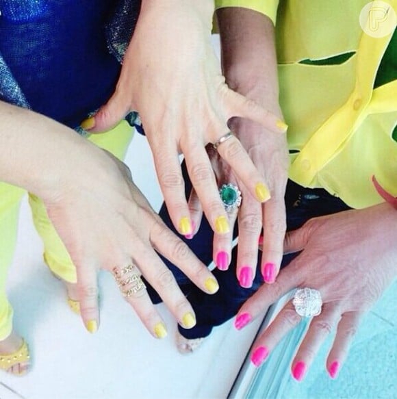Ana Maria Braga e Angélica mostraram suas unhas em uma foto para o Instagram