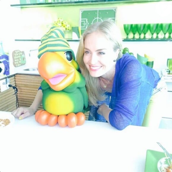 Quem também participou da gravação foi o Louro José. Em seu Instagram, Angélica publicou uma foto ao lado do papagaio e brincou: 'Lindoooo'