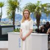 Nicole Kidman usa vestido branco e posa com elegância para fotos no Festival de Cannes