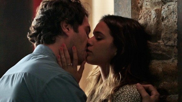'Em Família': Luiza e Laerte fazem as pazes e trocam beijos quentes no galpão